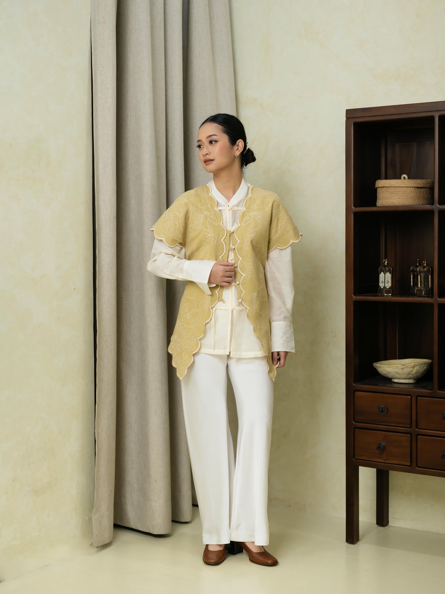 Pony Embro Vest Khaki Pearl